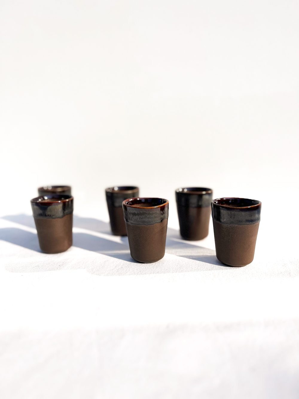 bruine espresso kopjes - coffee -handgemaakt keramiek - modern portugees bruin servies bij UNRO