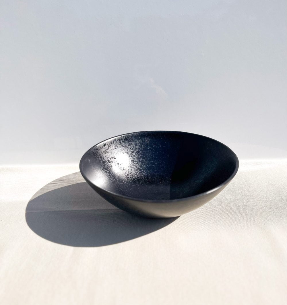zwart serveerkom - black stone -handgemaakt keramiek - modern portugees servies bij UNRO