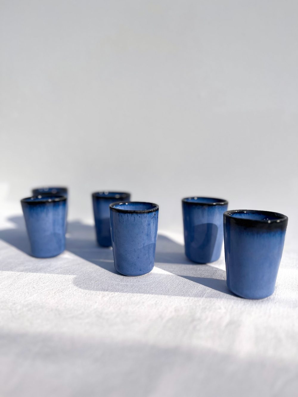 blauwe espresso kopjes - amazonia blue -handgemaakt keramiek - modern portugees servies bij UNRO