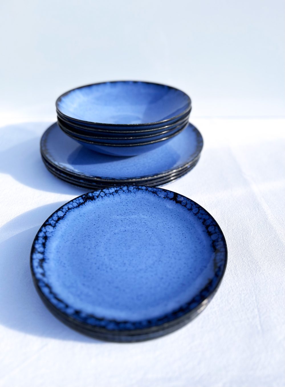 blauwe serviesset pastaborden - amazonia blue -handgemaakt keramiek - modern portugees blauw servies bij UNRO