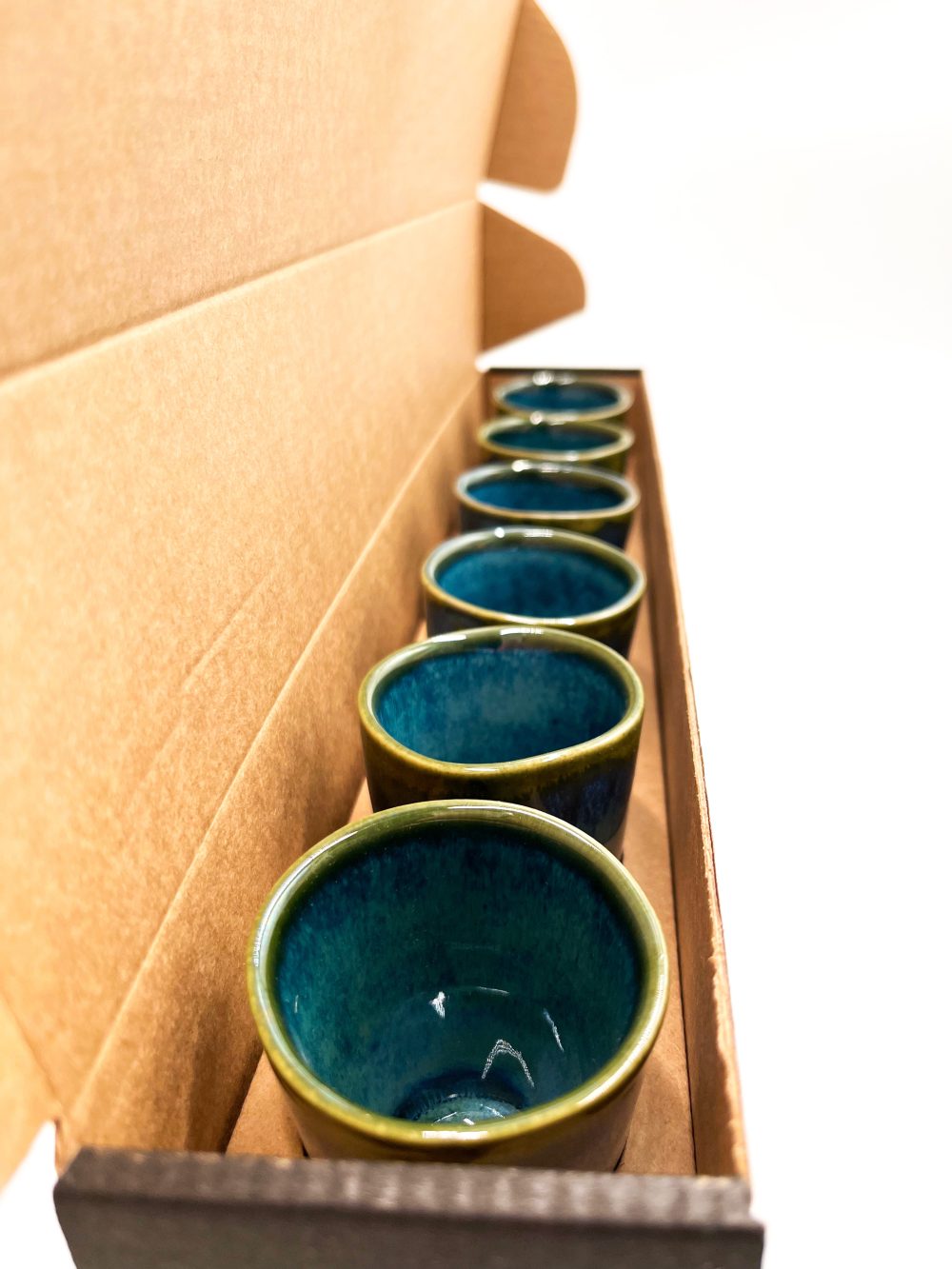groene espresso kopjes - amazonia green -handgemaakt keramiek - modern portugees servies bij UNRO