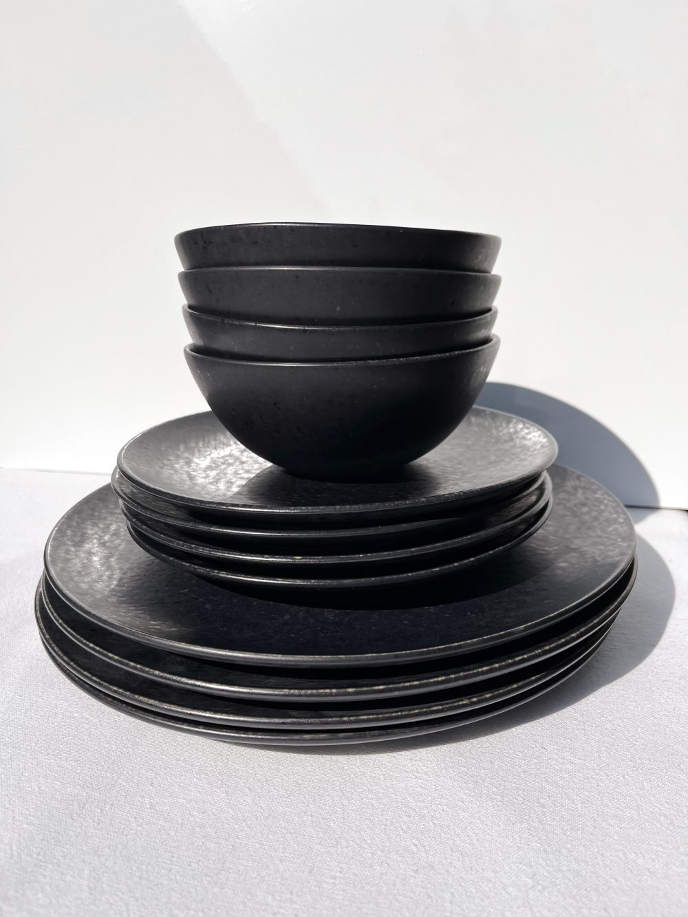 zwarte serviesset kommen - black stone -handgemaakt keramiek - modern portugees servies bij UNRO