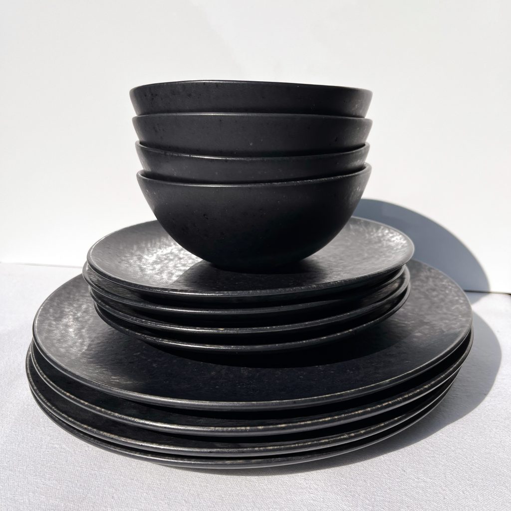 zwarte serviesset kommen - black stone -handgemaakt keramiek - modern portugees servies bij UNRO