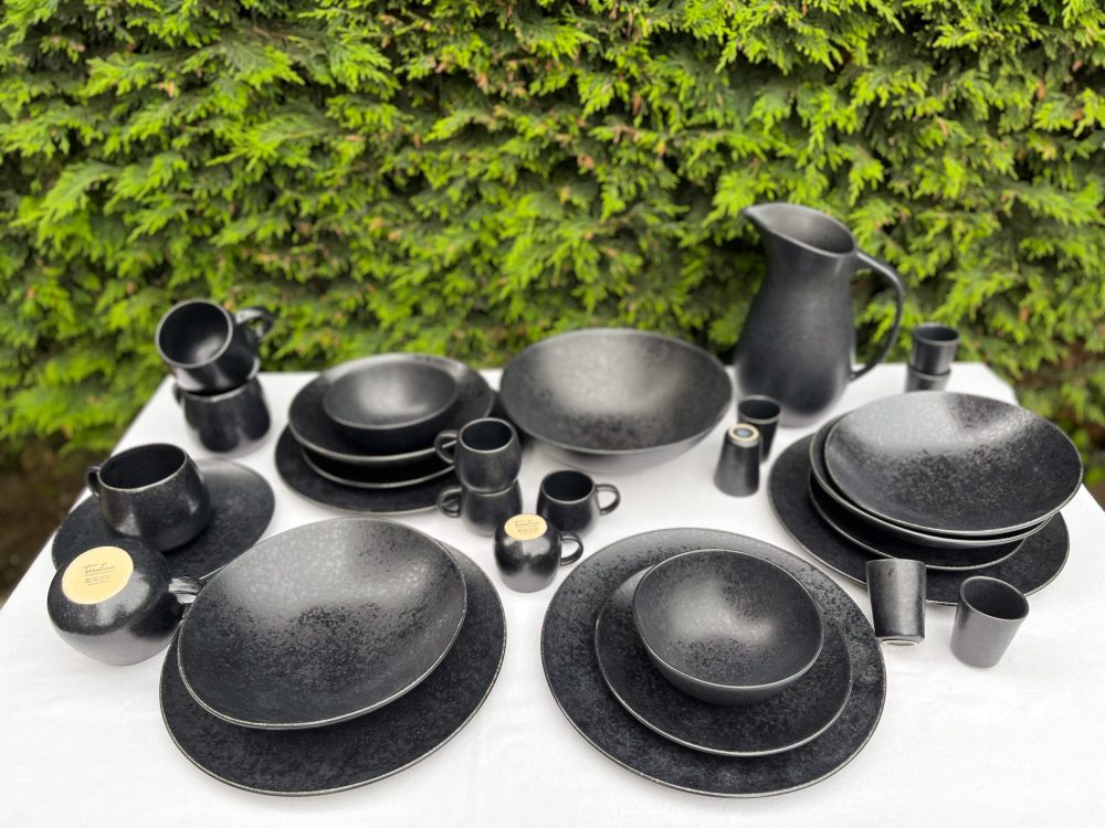 zwarte cappuccino mokken - black stone -handgemaakt keramiek - modern portugees servies bij UNRO