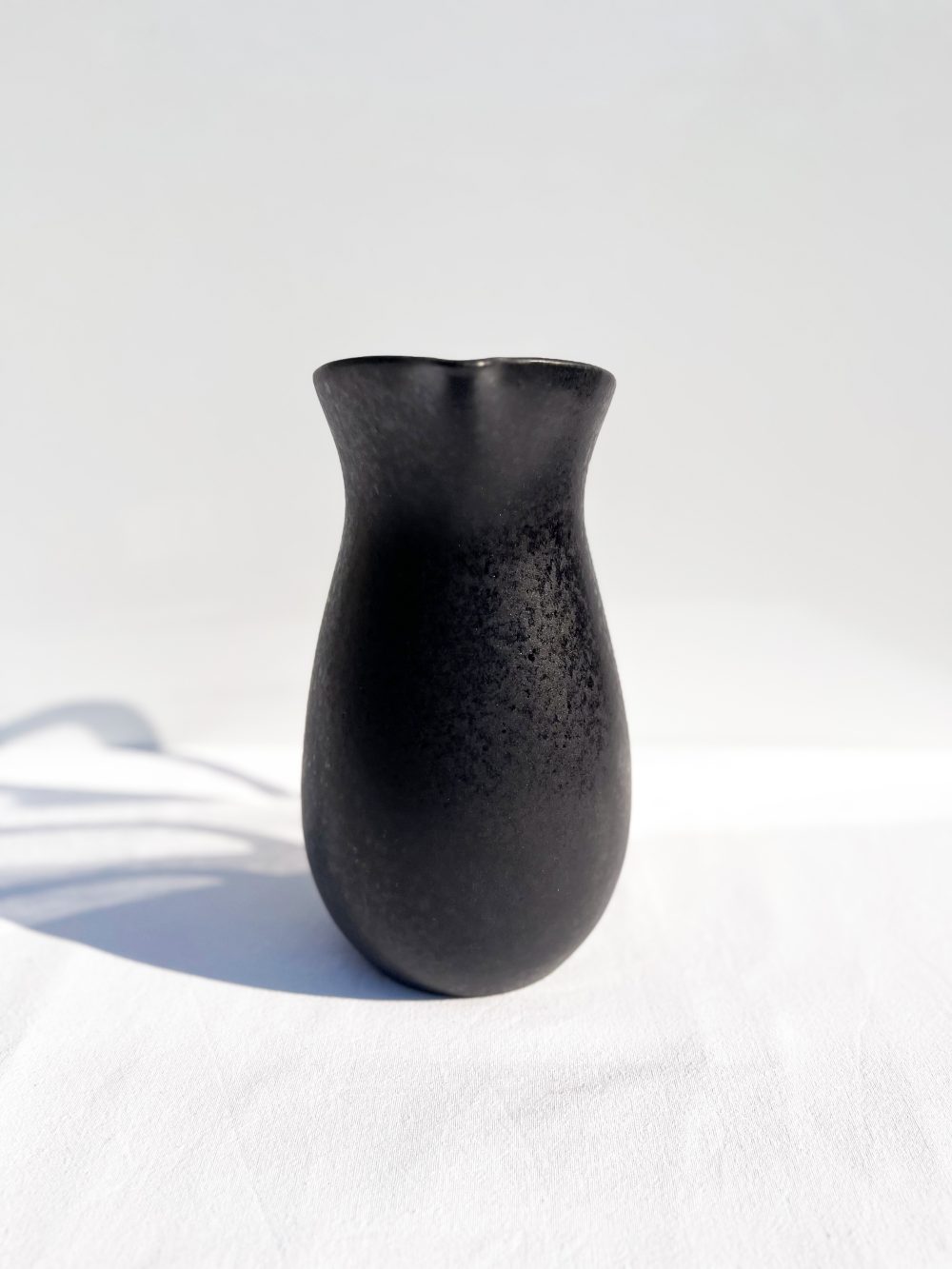zwarte kan - black stone -handgemaakt keramiek - modern portugees servies bij UNRO