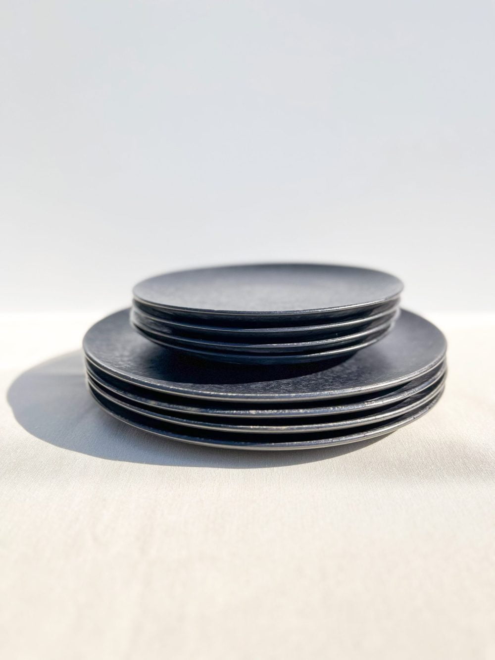 zwarte servies set borden - black stone -handgemaakt keramiek - modern portugees servies bij UNRO
