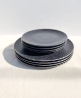zwarte servies set borden - black stone -handgemaakt keramiek - modern portugees servies bij UNRO