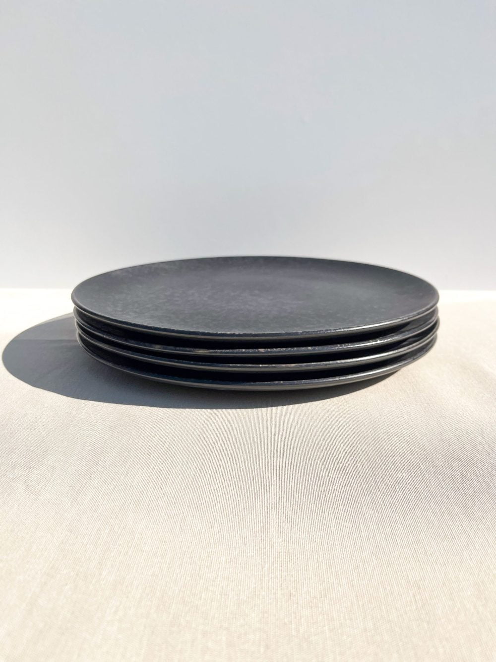zwarte diner borden - black stone -handgemaakt keramiek - modern portugees servies bij UNRO