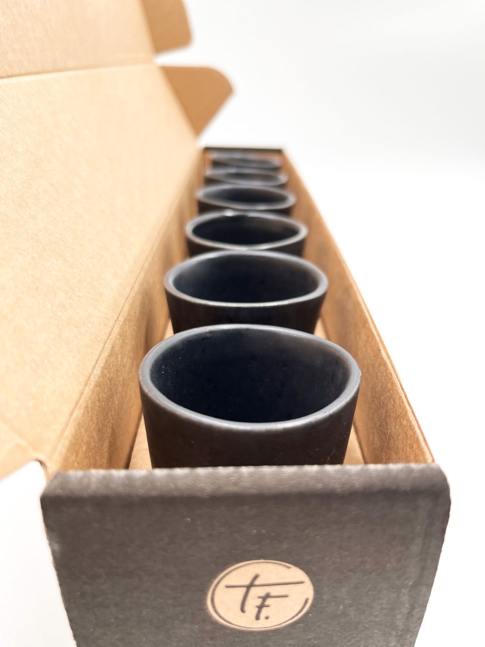zwarte espresso kopjes - exclusief handgemaakt keramiek - modern portugees servies bij UNRO