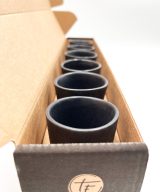 zwarte espresso kopjes - exclusief handgemaakt keramiek - modern portugees servies bij UNRO