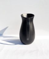 zwarte kan - black stone -handgemaakt keramiek - modern portugees servies bij UNRO