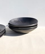 zwarte pastaborden set - black stone -handgemaakt keramiek - modern portugees servies bij UNRO